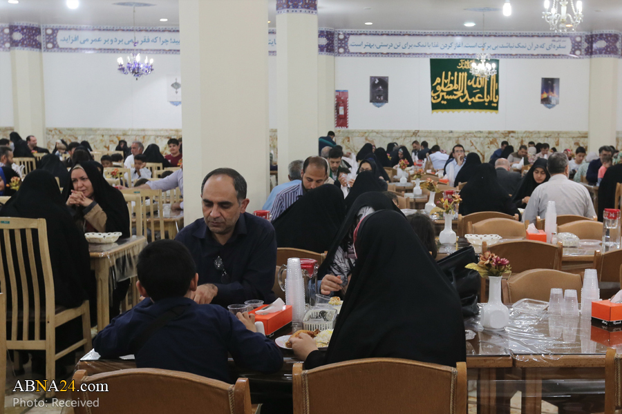 تقرير مصور/ مضيف حرم السيدة المعصومة (ع) تقدم وجبات الطعام للزائرين بقم المقدسة