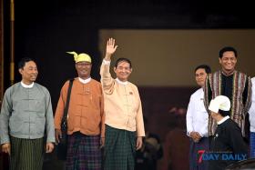 ႏိုင္ငံေရးအက်ဥ္းသားအားလံုးလႊတ္ေပးရန္ သမၼတ ဦး၀င္းျမင့္ကုိ ေဒါက္တာ ေအးေမာင္ေတာင္းဆို