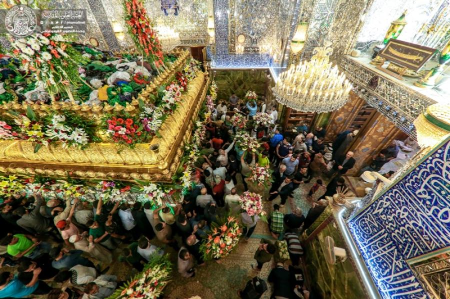 أرجاء مرقد المولى أمير المؤمنين (ع) تزدان بالورود الطبيعية إيذاناً بانطلاق الاحتفال بمولده الميمون(صور)