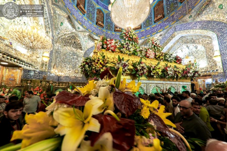 Le sanctuaire d'imam Ali (AS), est décoré de fleurs naturelles, marquant le début de la célébration de son enfant de bon augure