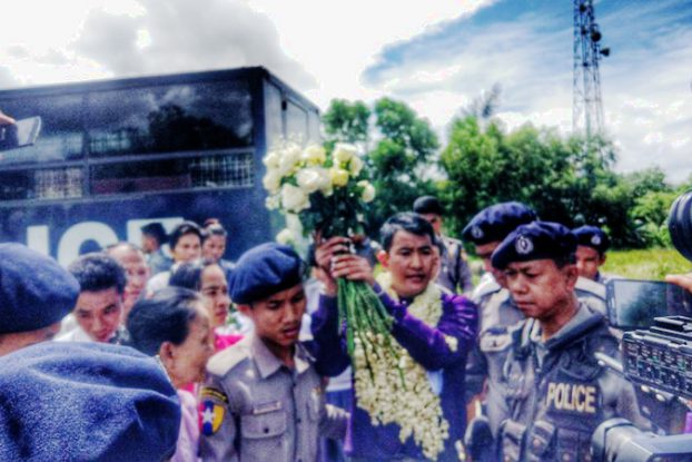 ေအာင္ကိုေထြးကုိ အျမန္ဆုံးျပန္လႊတ္ေပးရန္ အရပ္ဘက္အဖြဲ႔ ၁၅၀ ေက်ာ္ ေတာင္းဆုိ