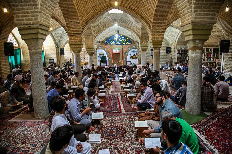 آلاف المساجد في ايران تحيي سُنَّة الاعتكاف + (فيديو)