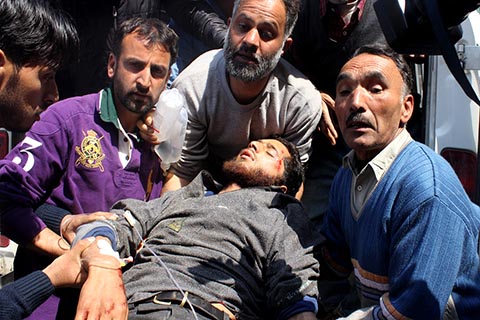 کشمیر؛ بھارتی فورسز کی وحشیانہ کاروائیاں، 100 سے زائد زخمی