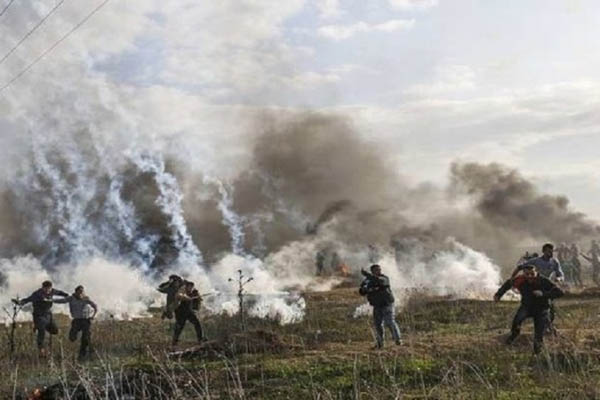 祖国帰還の権利の行進の中、イスラエル軍の攻撃でパレスチナ人５０人が負傷