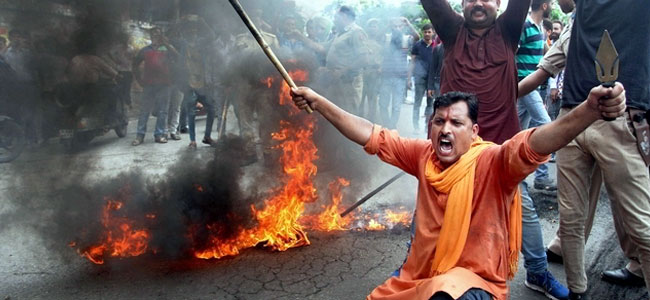 गुजरात में सांप्रदायिक तनाव, मस्जिद में तलवार लेकर घुसे, भगवा झंडे फहराने की कोशिश, मुस्लिम परिवारों ने घर छोड़ा