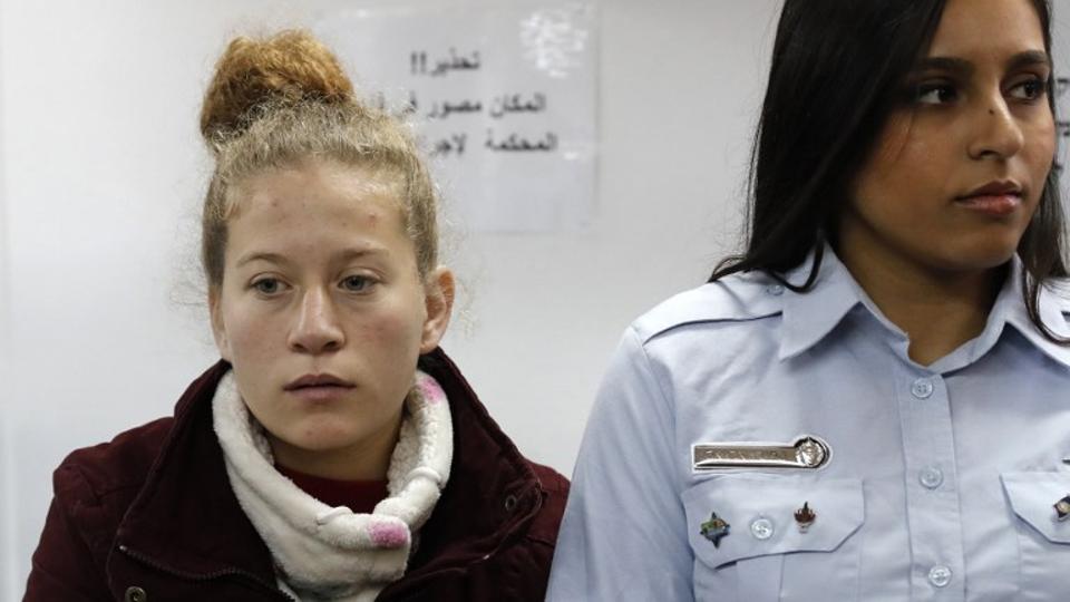 Menor Palestina Ahed al-Tamimi Acosada Sexualmente en Prisión por los Investigadores 