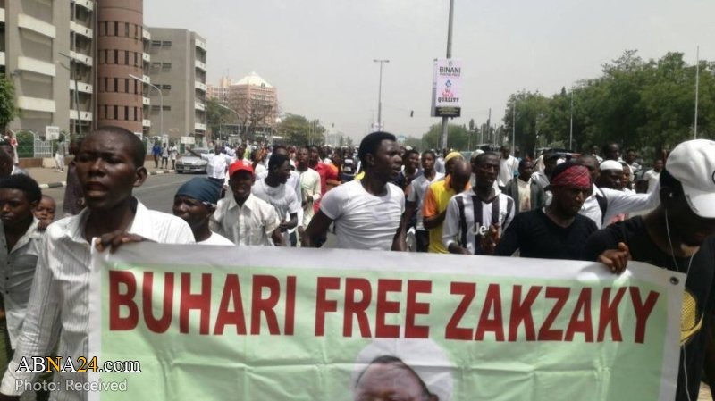 Un ecclésiastique chrétien participe à une manifestation massive "Free Zakzaky" à Abuja le 4 avril