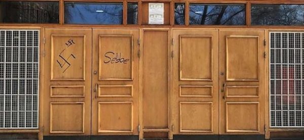 Moschee mit Hakenkreuze beschmiert