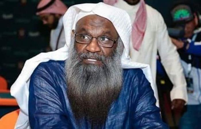 إمام سابق للحرم المكي في السعودية يلعب الورق+(صور)