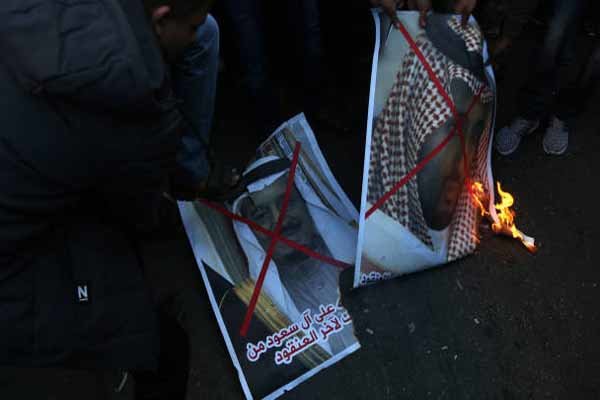 فلسطینیوں نے سعودی بادشاہ اور ولیعہد کی تصویروں کو آگ لگادی + تصاویر