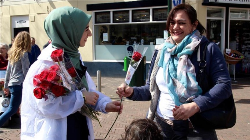 "Zdravo, ja sam musliman" u Holandiji: Mladi dijelili ruže u cilju razbijanja predrasuda