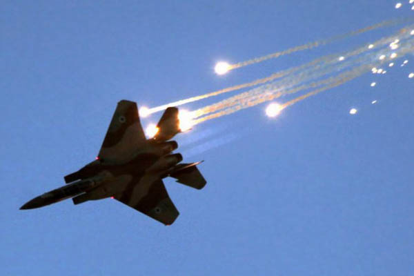 イスラエルの戦闘機がガザ地区を攻撃
