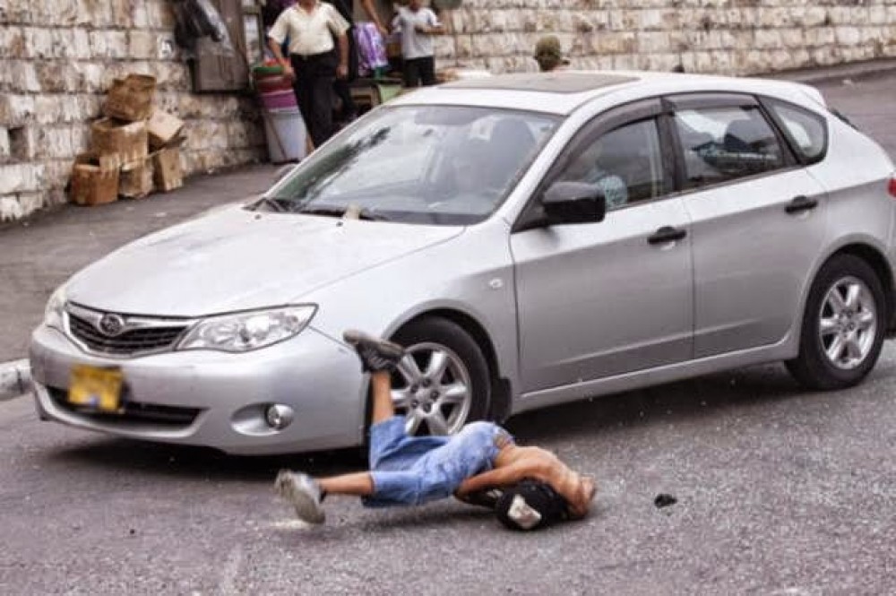 مستوطن يدهس 3 طلاب فلسطينيين شمال "القدس"