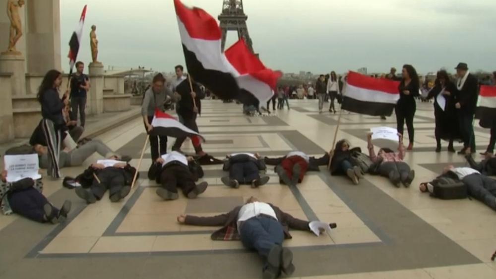 “Decenas de Franceses Protestan en la Torre Eiffel Contra la Visita Oficial del Príncipe Heredero Saudí” 