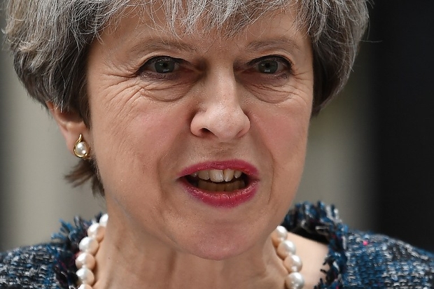 May Ordena a Submarinos Británicos que se Preparen para Atacar Siria