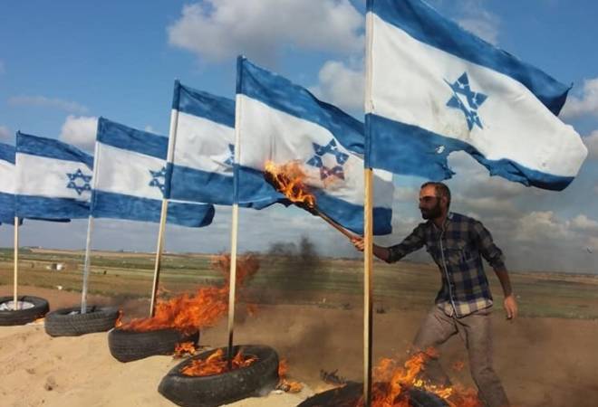 آلاف الفلسطينيين بدأوا بالوصول الى حدود غزة للمشاركة في "جمعة حرق علم اسرائيل"
