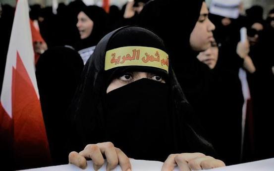 نسويّة الائتلاف تؤكّد حقّ المعتقلات السياسيّات بالحريّة