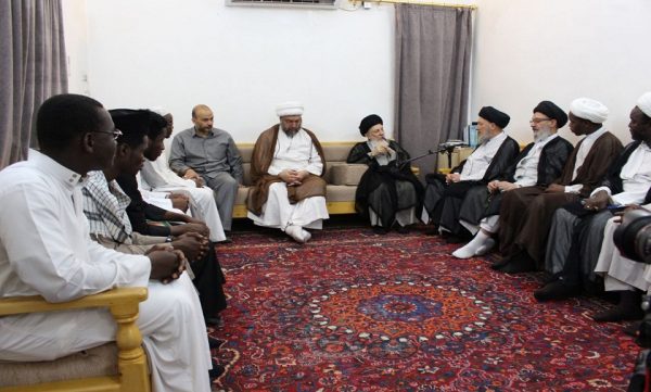 المرجع الحكيم يدعو إلى التحلي بمكارم الأخلاق والتواضع والانسجام مع الناس