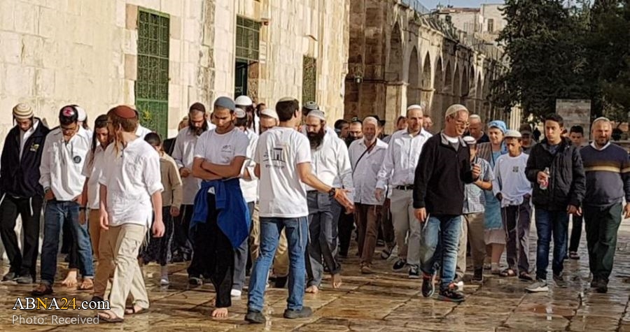 Israeli fanatic settlers break into al-Aqsa mosque
