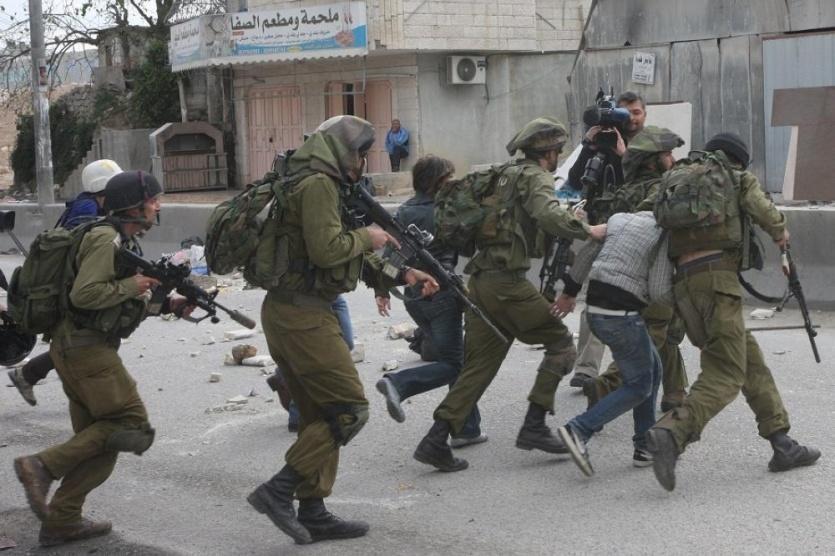 قوات الاحتلال تعتقل 30 فلسطينيا في الضفة الغربية
