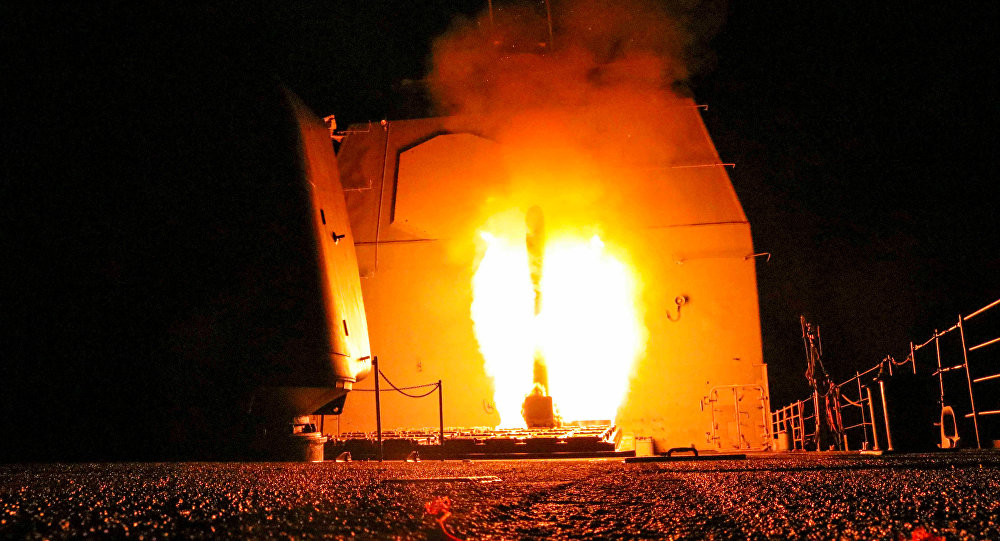 Cruzador de mísseis norte-americano USS Monterey lança um míssil Tomahawk durante o ataque à Síria, 14 de abril de 2018Especiali