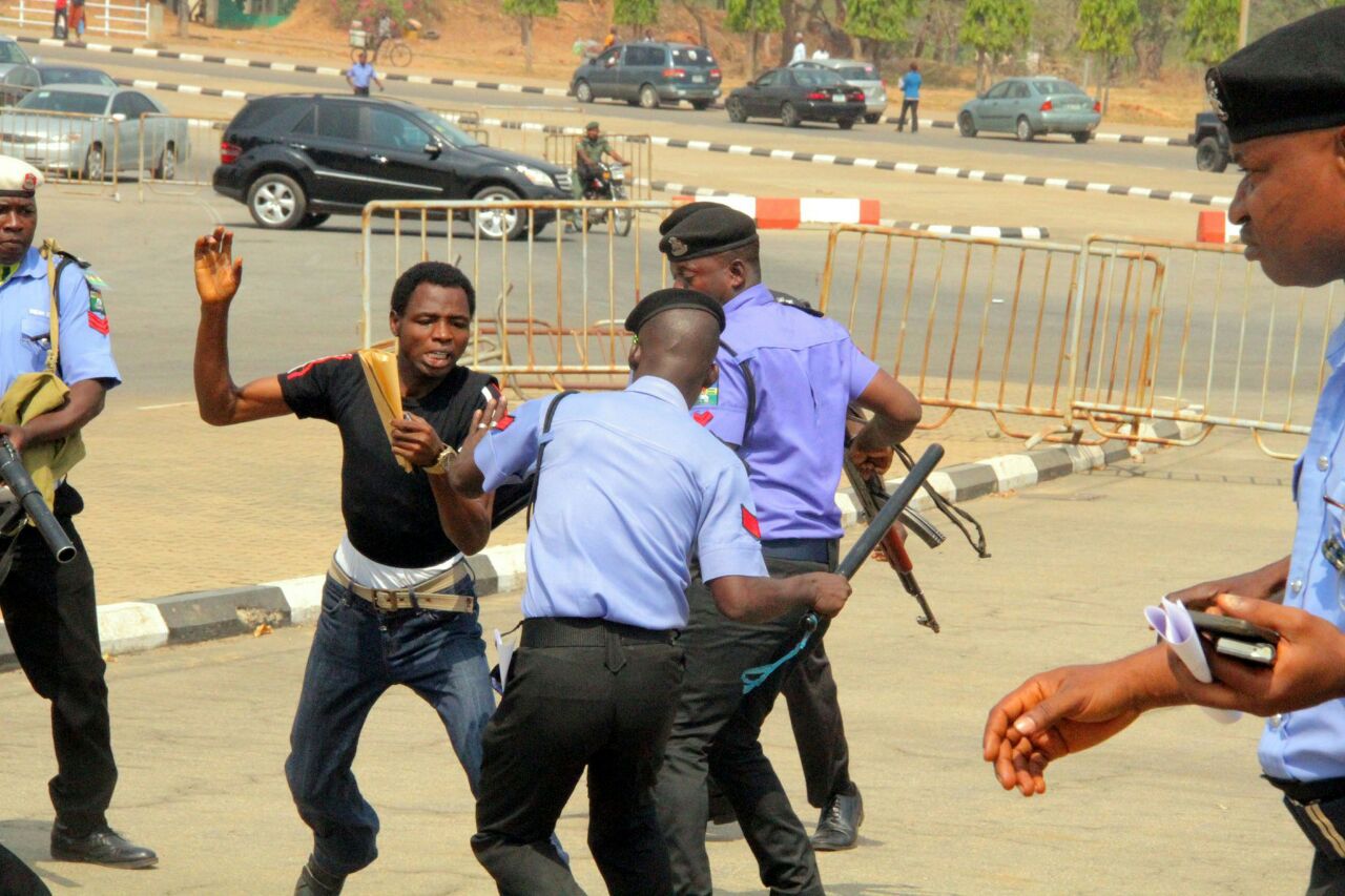 “La Policía Nigeriana Vuelve a Reprimir a los Musulmanes Shiítas en una Manifestación en Abuya” 