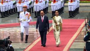 ႏိုင္ငံေတာ္၏ အတိုင္ပင္ခံပုဂၢိဳလ္အား ဗီယက္နမ္၀န္ႀကီးခ်ဳပ္က သမၼတအိမ္ေတာ္၌ ဂုဏ္ျပဳတပ္ဖြဲ႕ျဖင့္ ႀကိဳဆို