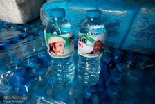 Nigeria Shia, sunnitische Einheit: Die Anhänger von El-Zakzaky verteilen bei der Geburt Wasserflaschen an sunnitische Brüder
