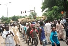 Nigerianische Polizei greift Protestierende zum dritten Mal in den letzten Tagen an