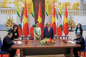 ေဒၚေအာင္ဆန္းစုၾကည္ကို ဗီယက္နမ္ ဝန္ႀကီးခ်ဳပ္က ဂုဏ္ျပဳတပ္ဖြဲ႕ျဖင့္ ႀကိဳဆို ခရီးစဥ္ပထမေန႔တြင္ နားလည္မႈစာခၽြ န္လႊာႏွစ္ခု လက္မွတ္ေရးထ