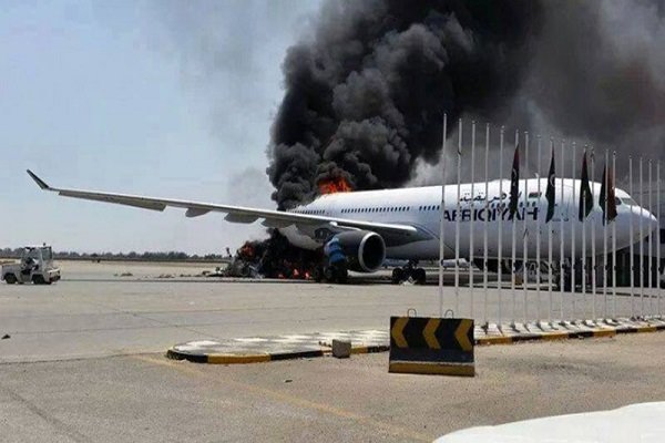 وہابی دہشت گردوں کا لیبیا کے اصلی ایئر پورٹ پر حملہ