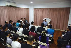 သမၼတဦး၀င္းျမင့္ အာဆီယံထိပ္သီးအစည္းအေ၀းတက္ေရာက္ရန္ စင္ကာပူသို႔ေရာက္ရွိ