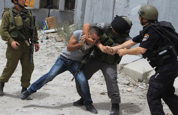 الاحتلال يعتقل فلسطينييْن قرب القدس بتهمة "حيازة السلاح"