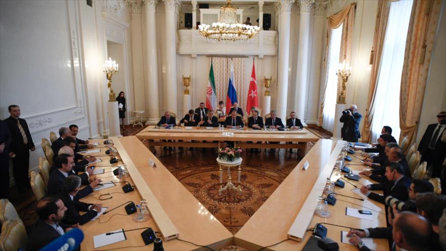 Zarif: la crise syrienne ne sera résolue que par le dialogue