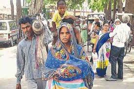 शर्मनाक! यूपी में ऑक्सीजन सिलेंडर लाद कर बीमार बेटे के साथ भटक रहा पिता, तस्वीर वायरल