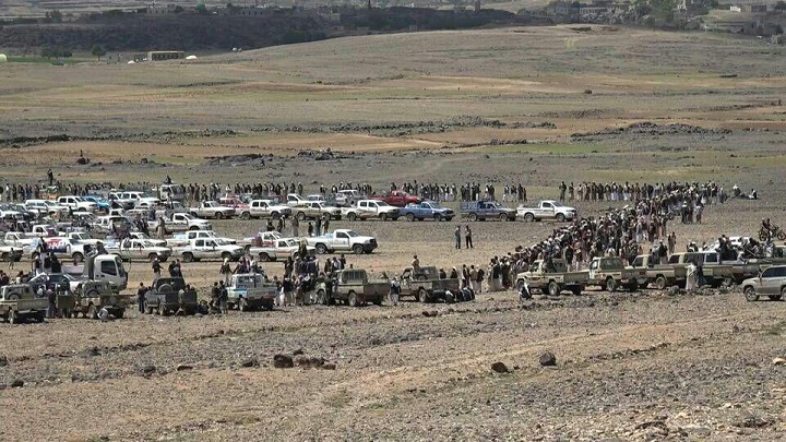 وقفة مسلحة لأبناء همدان تنديدا باغتيال الرئيس الصماد وقافلة دعما للجيش واللجان بصنعاء