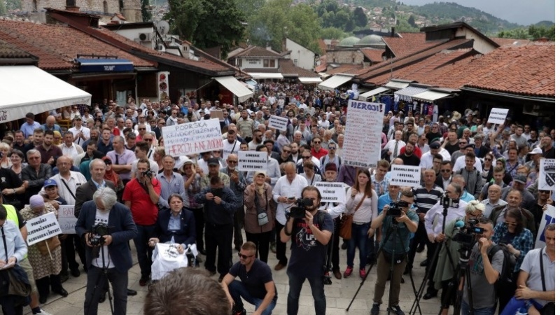 Više desetina građana na mitingu podrške generalu Atifu Dudakoviću u Sarajevu