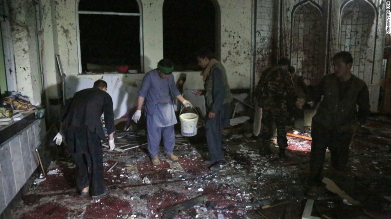 “Al Menos 19 Personas Fueron Martirizadas Luego que Detonaran una Bomba en una Mezquita de Afganistán” 