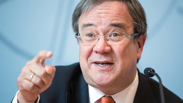 NRW-Ministerpräsident prüft Kopftuchverbot für Mädchen