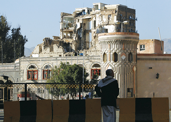 Al menos Seis Personas Fueron Martirizadas Luego de Dos Ataques Aéreos Saudíes Contra la Oficina Presidencial de Yemen 