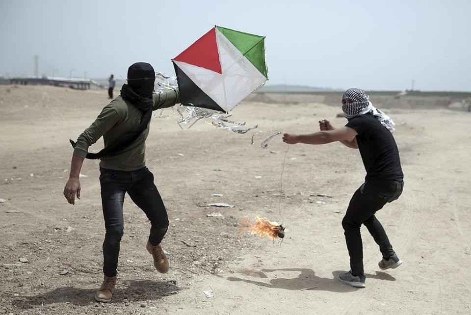 حريقان كبيران بـ"غلاف غزة" بفعل طائرات ورقية حارقة