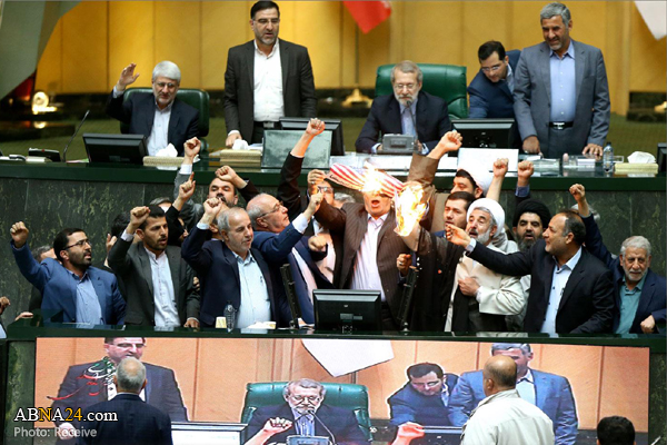 مشترکہ ایٹمی معاہدے کو ایرانی پارلیمنٹ کے نمائندوں نے آگ لگا دی + تصاویر
