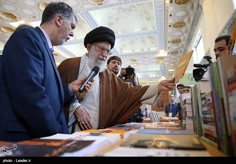 قائد الثورة الاسلامية يقوم بزيارة معرض طهران الدولي الحادي والثلاثين +(صور)