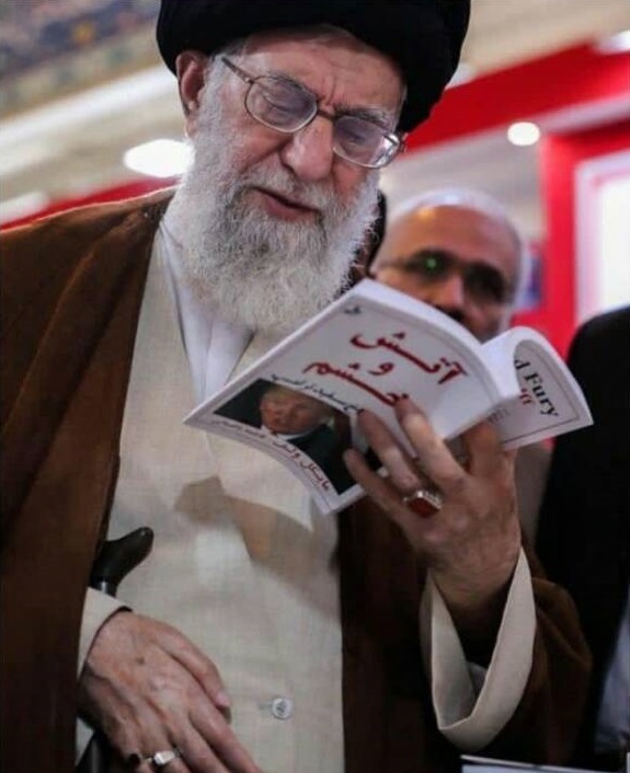 Una Aguijada a Trump por Parte de Imam Jamenei al Compartir su Foto Leyendo el Libro "Fuego y Furia" de Michael Wolff 