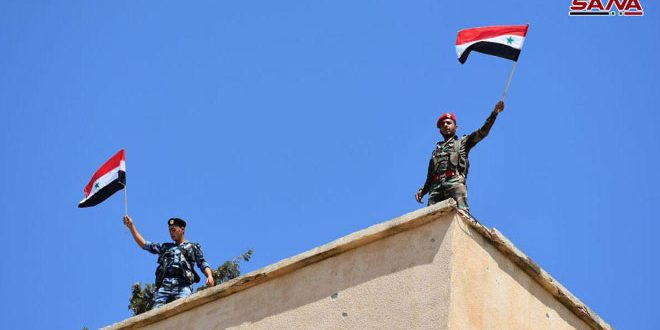 Les forces de sécurité intérieure hissent le drapeau national dans les deux banlieues nord de Homs et sud de Hama