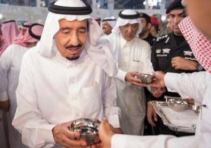 الملك سلمان يشك في ماء "زمزم"!