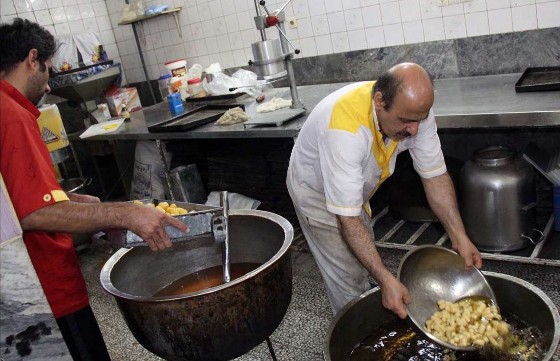 “Preparación de Dulces Típicos del Bendito Mes de Ramadán en la Ciudad Iraní de Boruyerd” 