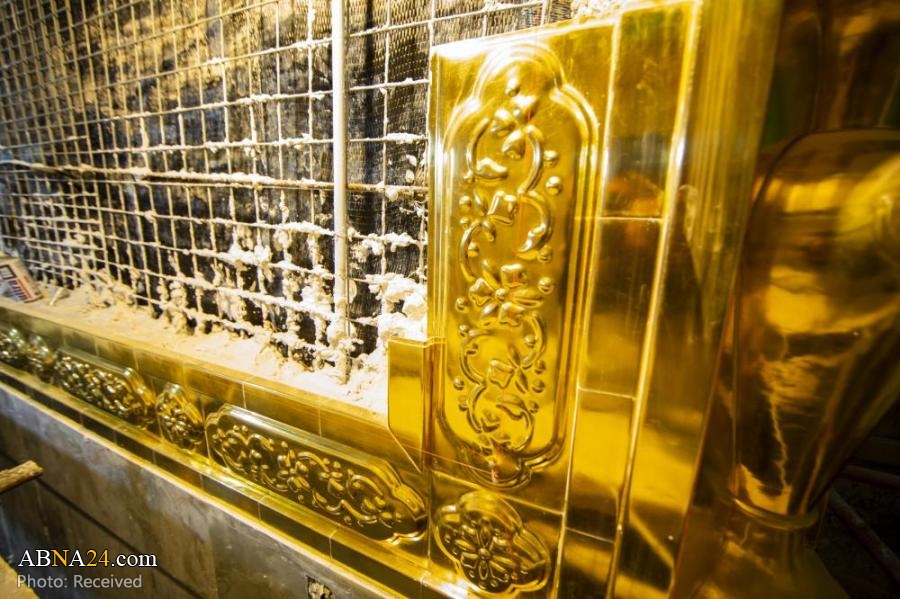 Al-Abbas holy shrine begins strengthening & gilding entrance to holy grille / Photos