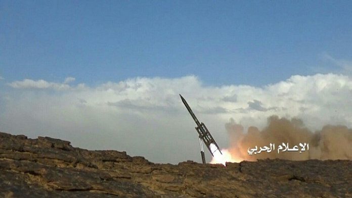 الجيش اليمني يقصف مطار جيزان بصاروخ بدر1 الباليستي 