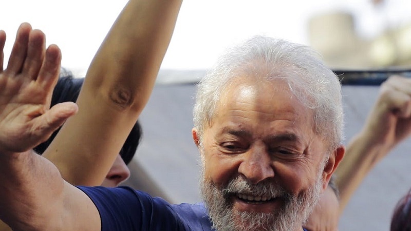 Ministro do STF autoriza comissão de deputados a visitar Lula na prisão